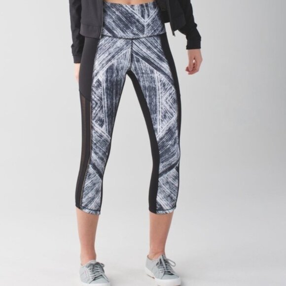 lululemon athletica Pants - Lululemon Hot To Street Crop Leggings Heat Wave White Black Mesh Yoga Pants 6